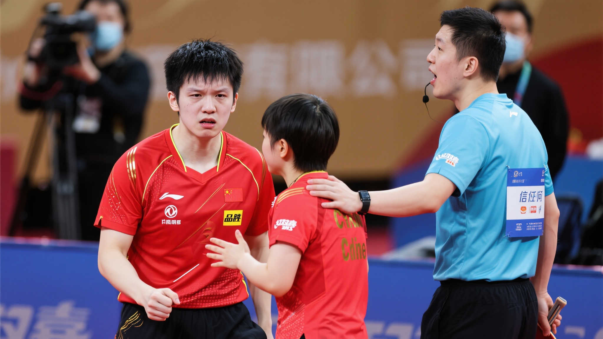 紧张气氛!王楚钦赛后拒交球拍,与裁判对峙,孙颖莎眼神充满担忧